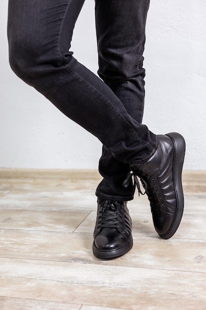 Botas de inverno masculinas pretas com couro genuíno. sapatos masculinos estilosos