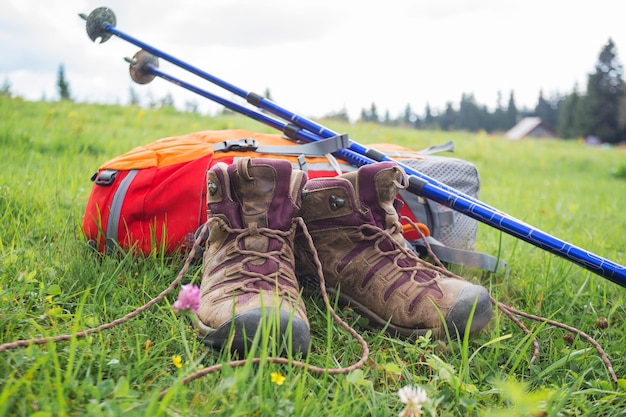 Botas de mochila e bastões de trekking