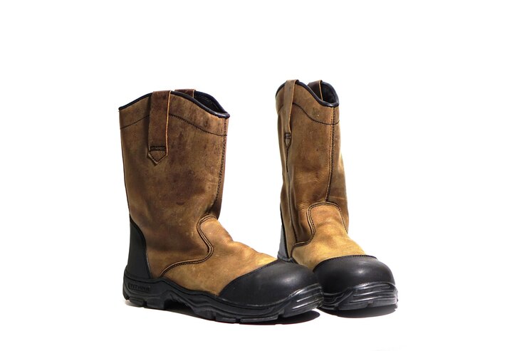 Foto botas de segurança marrons costumavam ir ao campo isoladas em um branco
