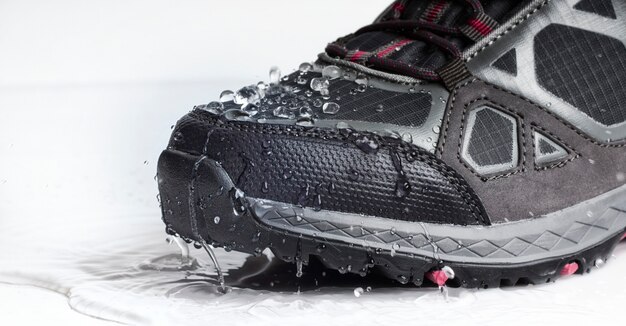 Botas de trekking em gotas de água