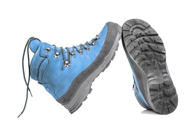 Botas de trekking para caminhadas em fundo branco Equipamento para viagens e caminhadas