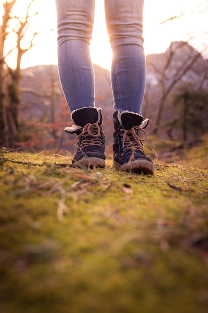 Foto botas de uma jovem recortada ao ar livre no outono de timberland