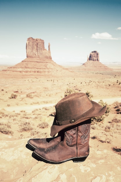 Botas e chapéu em monument valley, vista vertical, eua