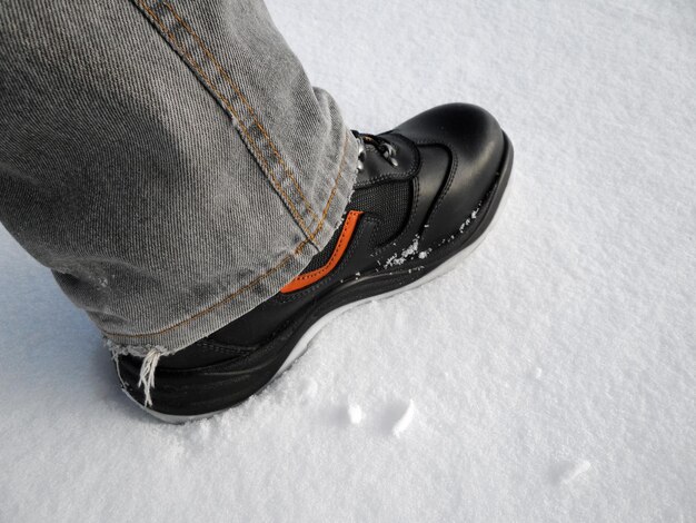 Botas especiales en la nieve Primer plano sobre un fondo de nieve