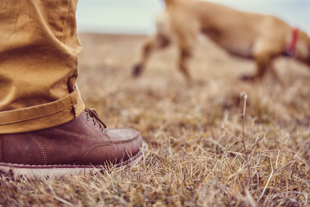 Botas de excursionistas sobre la hierba