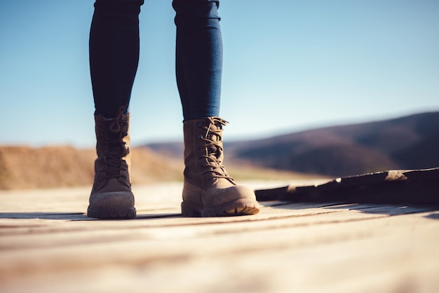 Botas de excursionistas en una terraza de madera