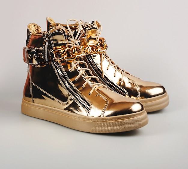 Botas femininas de ouro elegantes