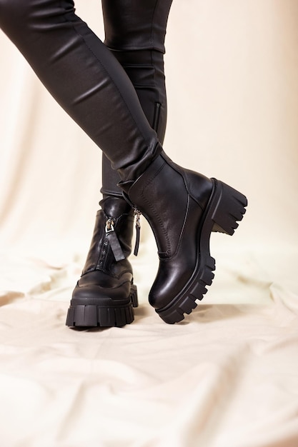 Botas femininas pretas feitas de couro genuíno. Nova coleção de sapatos de inverno para meninas elegantes. Botas de couro elegantes para mulheres na moda.