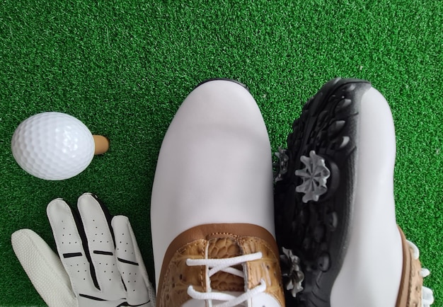 Foto botas de golf hechas de guante de cuero y pelota