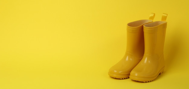 Botas de goma para jardinería en amarillo