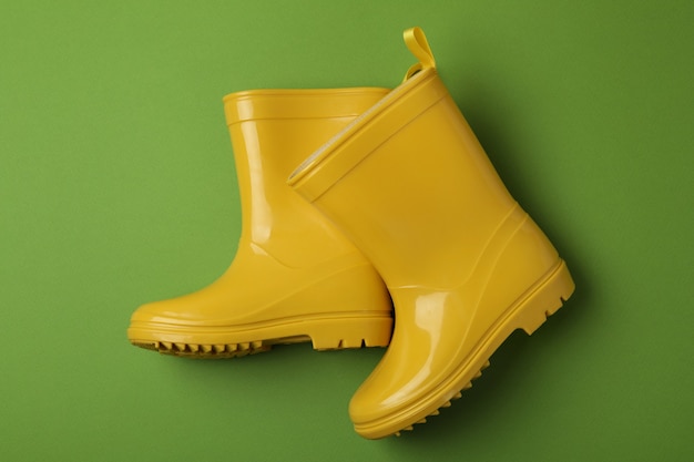 Botas de goma para jardinería sobre fondo verde