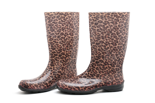 Botas de goma para mujer con estampados de leopardo en un fondo blanco aislado