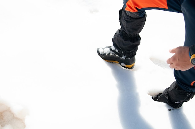 Botas impermeables para caminatas, zapatos en el agua. Detalle de botas de escalada para hombre