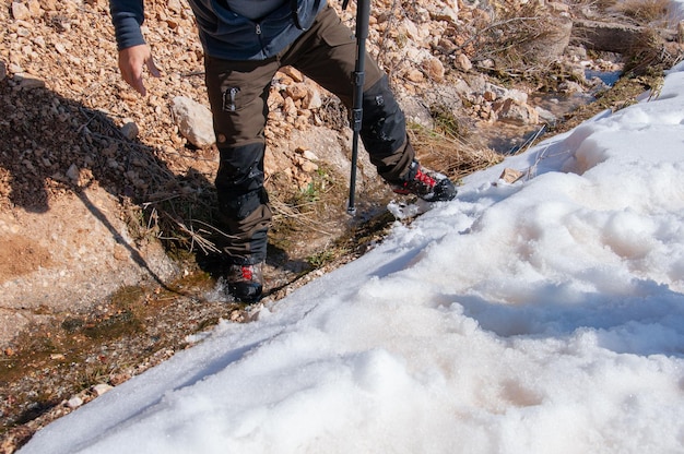 Botas impermeables para caminatas, zapatos en el agua. Detalle de botas de escalada para hombre