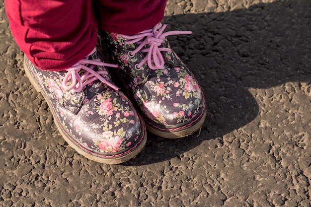 botas infantis com estampa floral