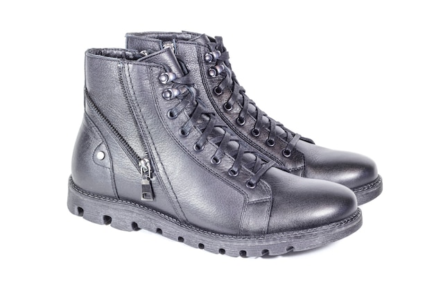 Botas de invierno de los hombres de cuero negro aisladas en blanco