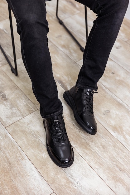 Botas de invierno negras para hombre piel auténtica. zapatos de hombre con estilo | Foto Premium