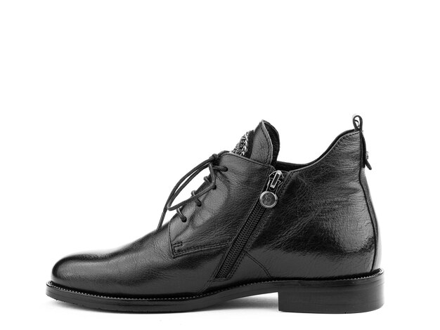 Botas jodhpur de cuero negro de otoño para hombre con cordones y tacones promedio aislado fondo blanco a la izquierda