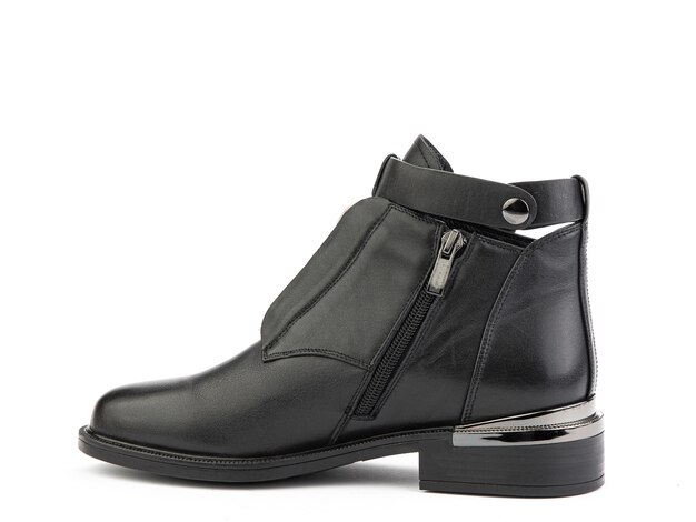 Botas jodhpur de cuero negro de otoño para mujer aislado fondo blanco vista lateral izquierda Zapato de moda