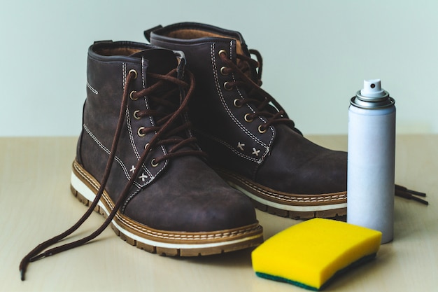 Botas masculinas de camurça com esponja e spray. Brilho de sapato. Proteção contra umidade e sujeira em calçados