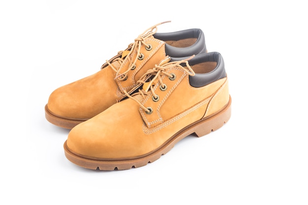 Botas masculinas de couro nobuck amarelo na parede branca