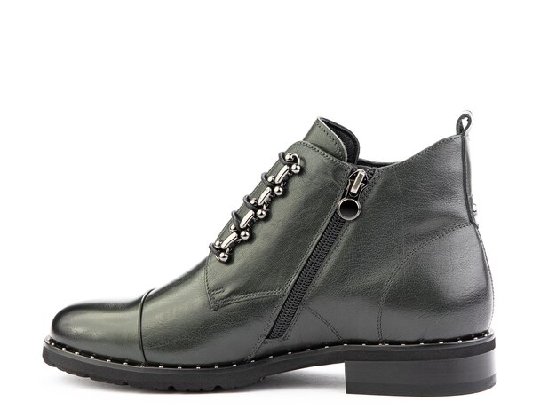 Botas masculinas de couro verde outono com atacadores e saltos médios isolados de fundo branco Vista lateral esquerda Sapatos de moda