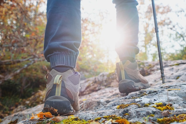 Botas masculinas de trekking ao ar livre na floresta