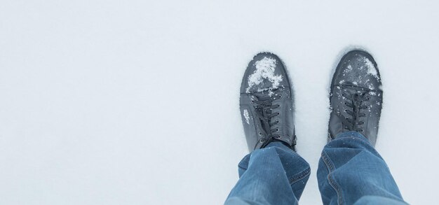 Botas masculinas en la nieve en invierno