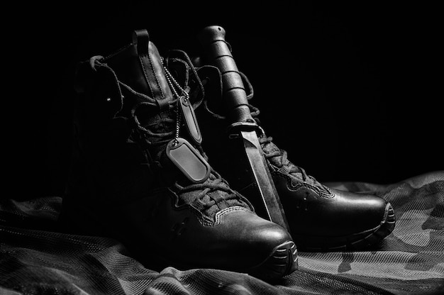 Botas militares. El concepto de guerra, veteranos, combatientes caídos. Venta de calzado militar. Técnica mixta