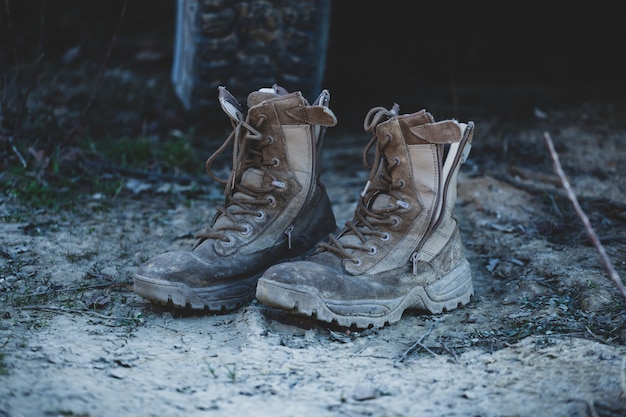 Foto botas militares marrones viejas