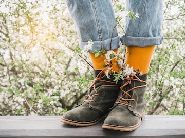 curso Pies suaves Edredón Botas de moda y calcetines coloridos en el fondo de un árbol en flor primer  plano al aire libre luz del día estilo de hombres y mujeres concepto de  belleza y elegancia | Foto Premium