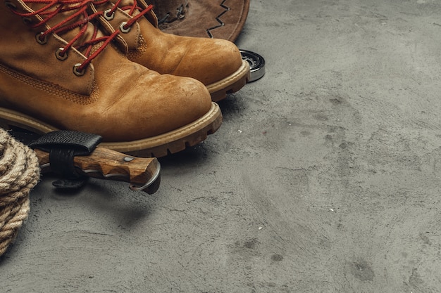 Botas de montaña con accesorios de viaje en grunge