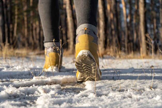 Botas de mujer cálidas para caminatas en la nieve en invierno. de cerca