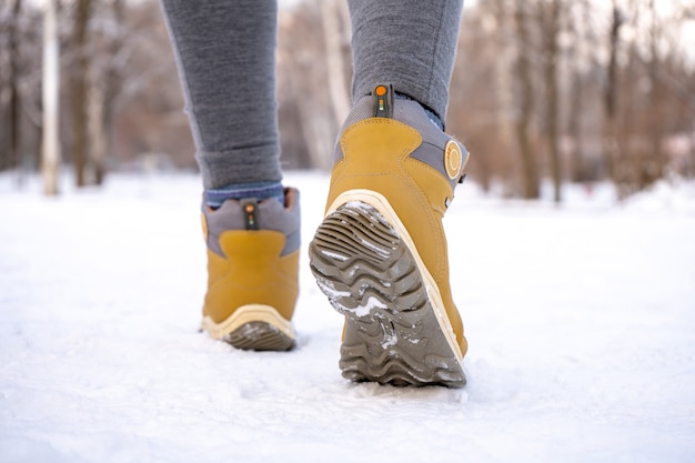 Botas de mujer cálidas para caminatas en la nieve en invierno. de cerca