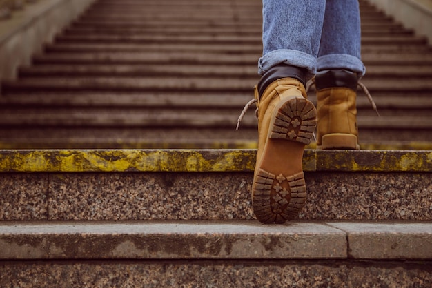 Botas de mujer cerrar subir escaleras