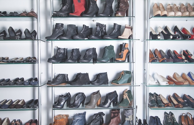 Botas de mujer de cuero elegante en la tienda.