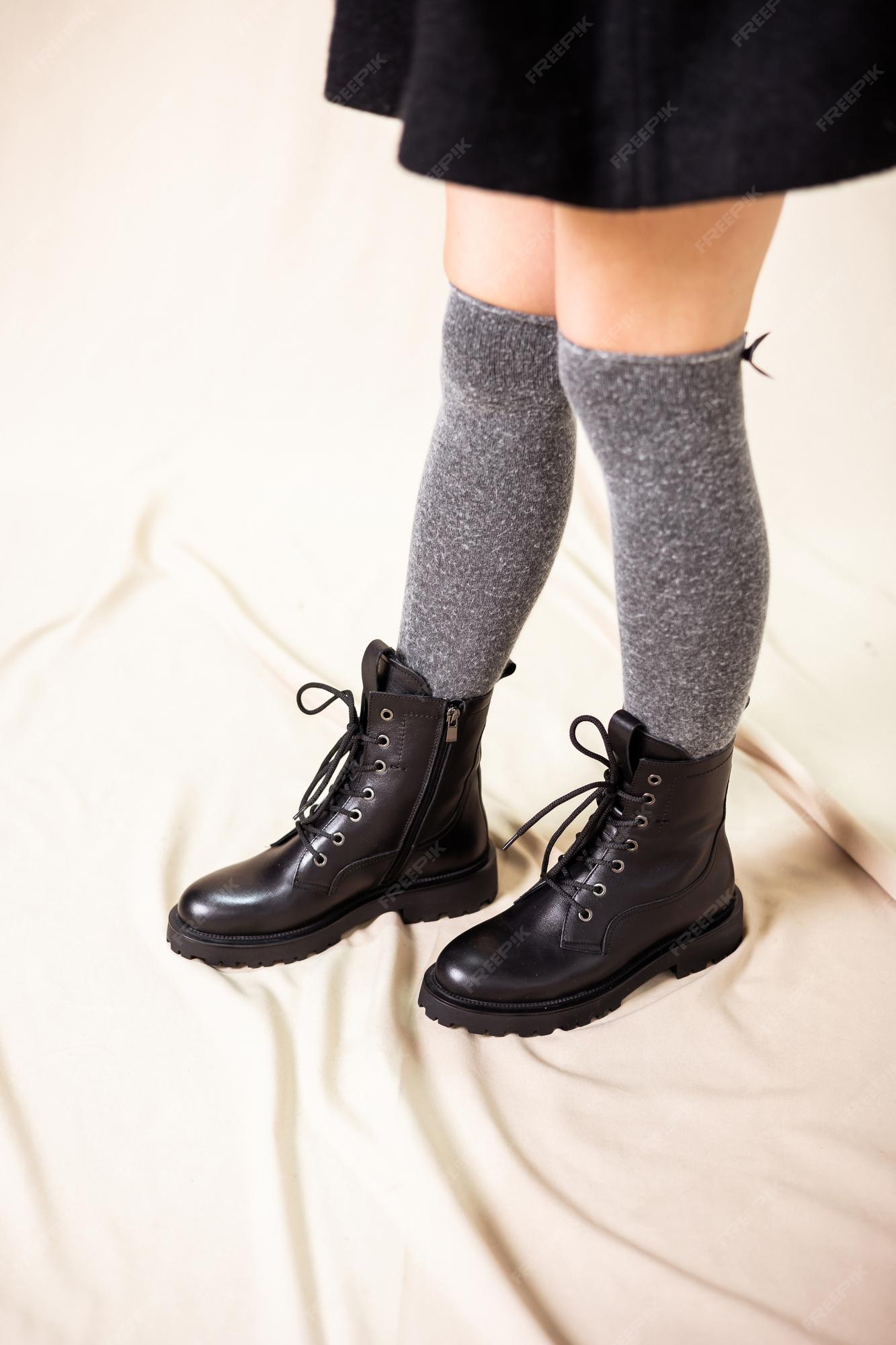 Botas mujer negras fabricadas en piel auténtica. nueva colección zapatos de invierno niñas con estilo. botas de cuero con estilo para mujer de moda. | Foto Premium