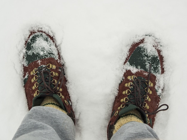 botas na neve vista de cima