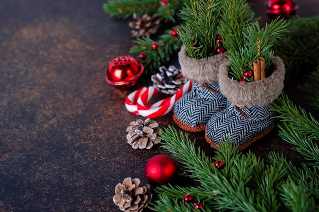 Botas de navidad de fondo navideño, decoración choliday y abeto. Copia espacio