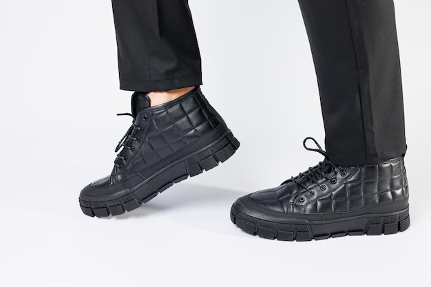 Botas negras para hombres hechas de cuero genuino, calzado para hombres con fondo blanco. Zapatos hombre invierno 2022