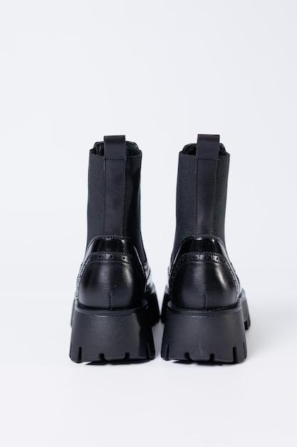 Libro Guinness de récord mundial Nuclear He reconocido Botas negras de mujer con cuero genuino en una suela rugosa sin cordones.  nueva colección de zapatos de primavera para mujer | Foto Premium