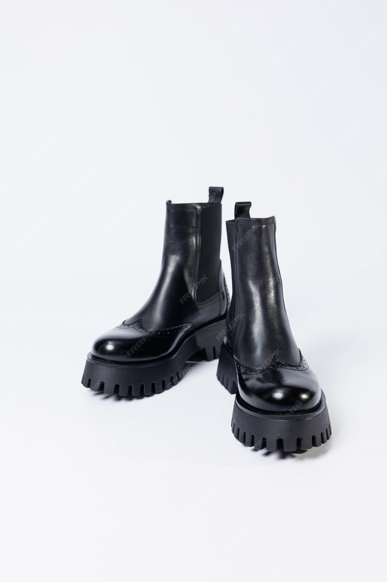 Botas negras de mujer con cuero genuino en suela rugosa sin cordones. nueva colección de zapatos de primavera mujer | Foto Premium