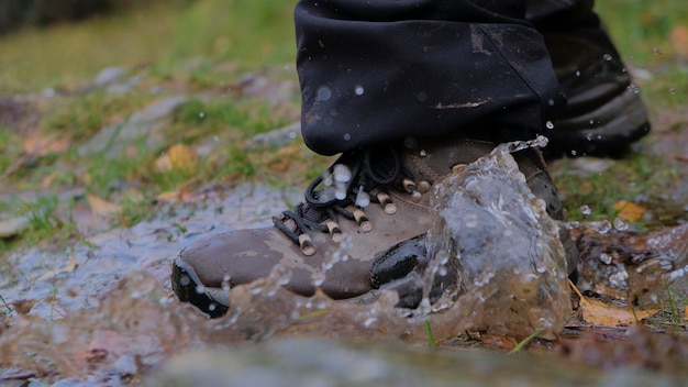 Botas pisando el agua. Turismo y rutas en otoño