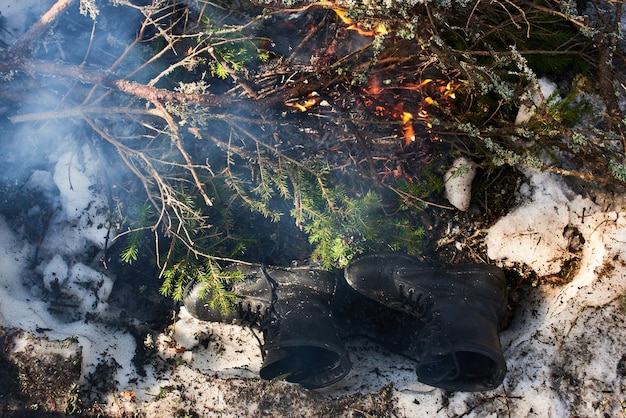 Foto botas secadas por la fogata