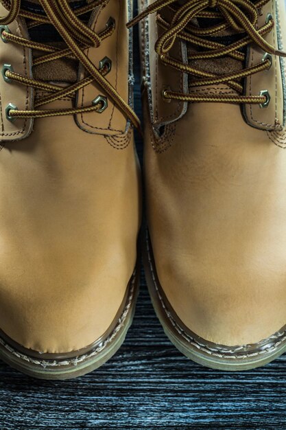 Botas de seguridad impermeables en tablero de madera.