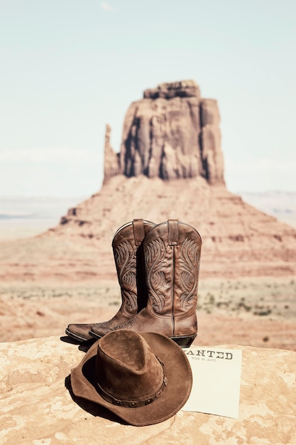 Botas y sombrero en el famoso Monument Valley, EE.