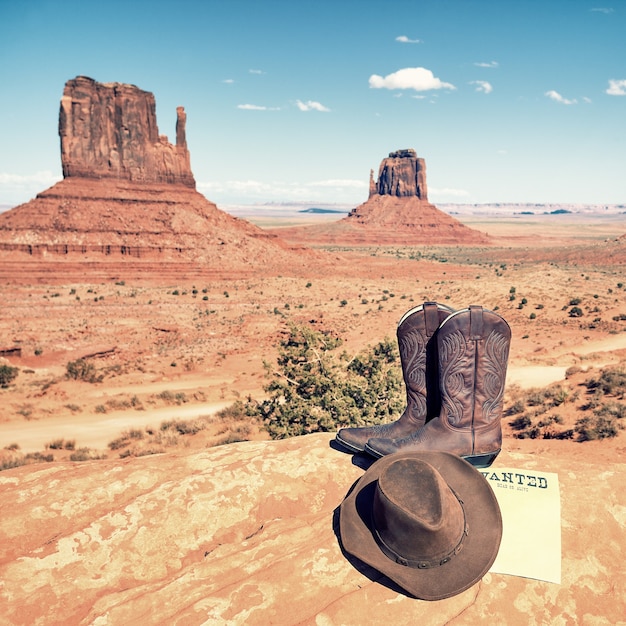 Foto botas y sombrero en monument valley, ee.