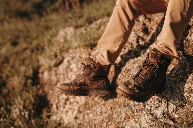 Foto botas sucias de un explorador relajándose durante el viaje