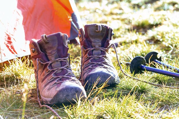 Botas de tienda y bastones de trekking