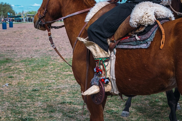 Botas tradicionales de gaucho argentino en la Patagonia.